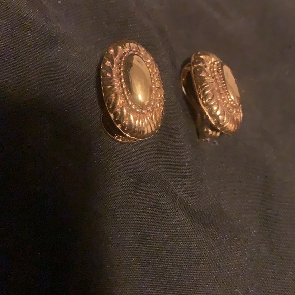 Gold clip on earrings - Picture 2 of 4
